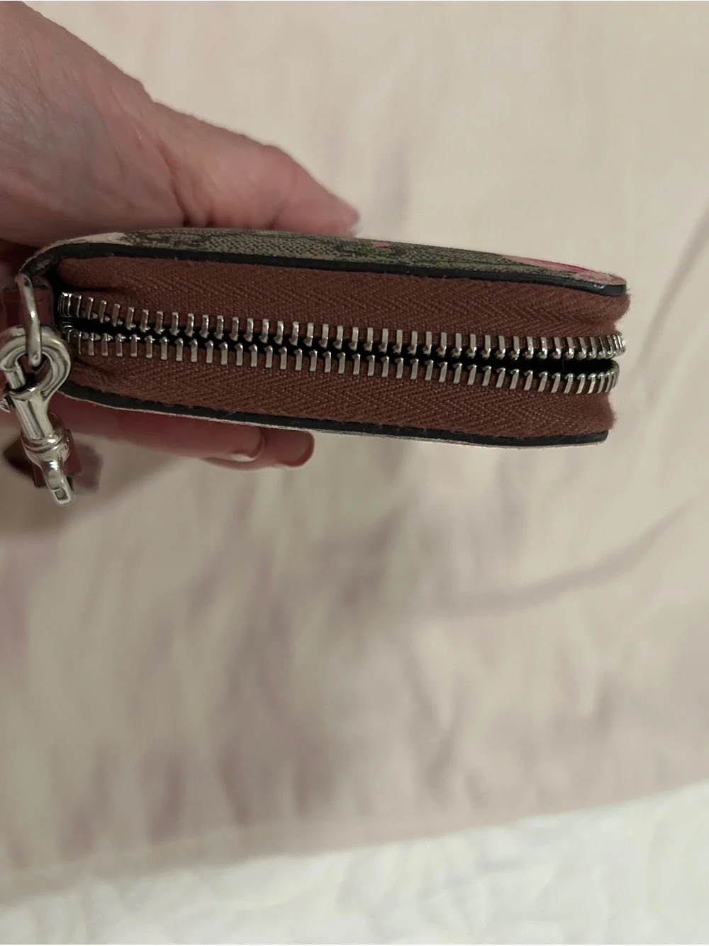 Gucci Floral GG Zip-Around Wallet in Beige with Pink and Red Accents - Picture 6 of 8